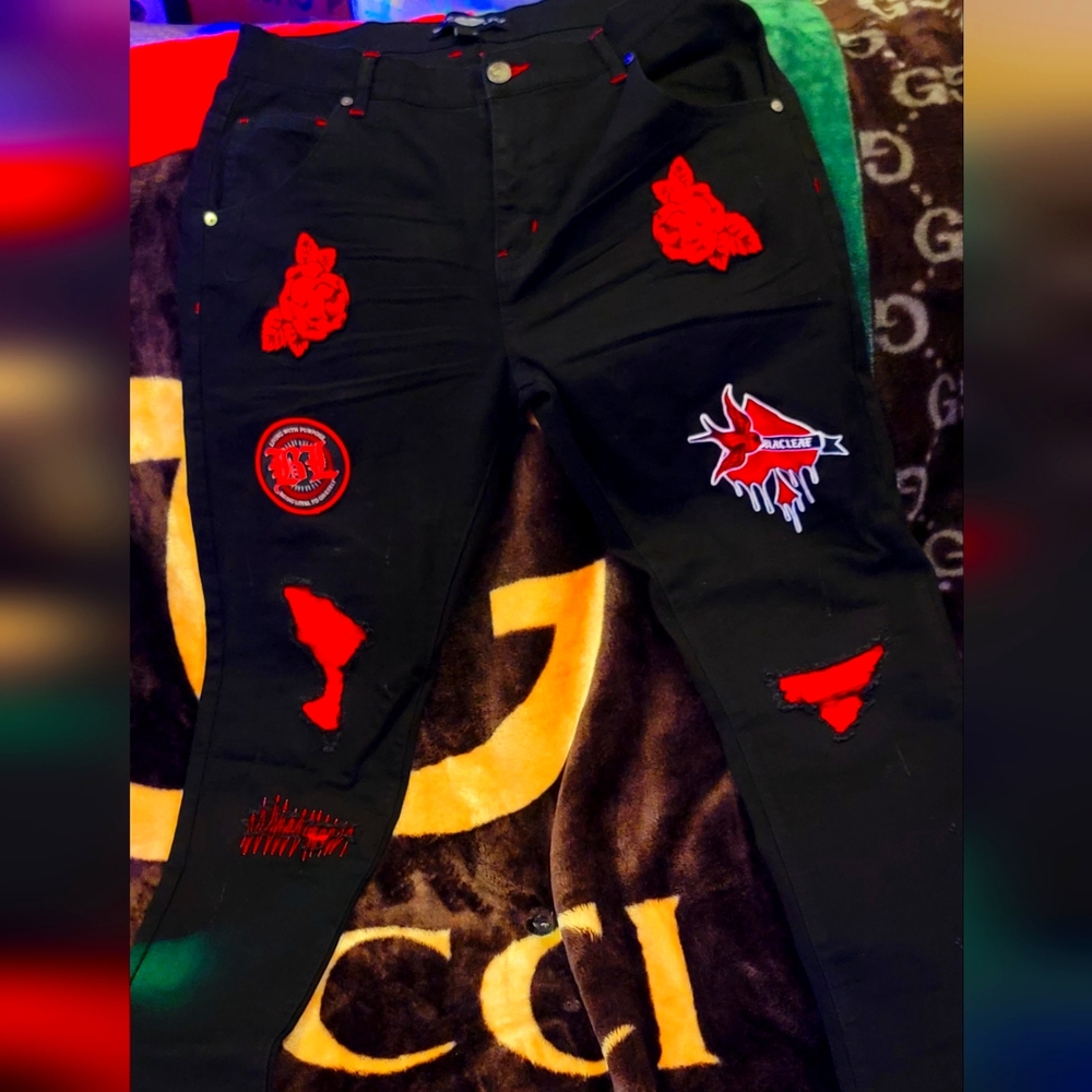 New black leaf jeans, with sick patches and wounded look, relaxed slim fitting.